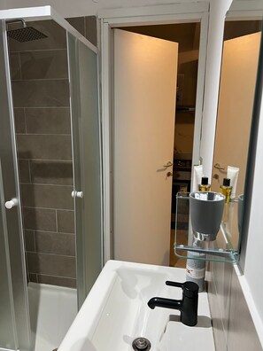 Dusche, Haartrockner, Bidet, Handtücher