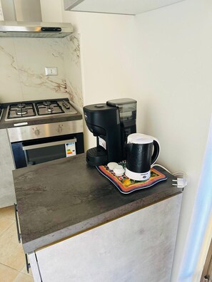 Frigorífico, horno, placa de cocina y cafetera o tetera