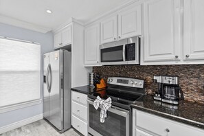 Frigorífico, microondas, horno y placa de cocina