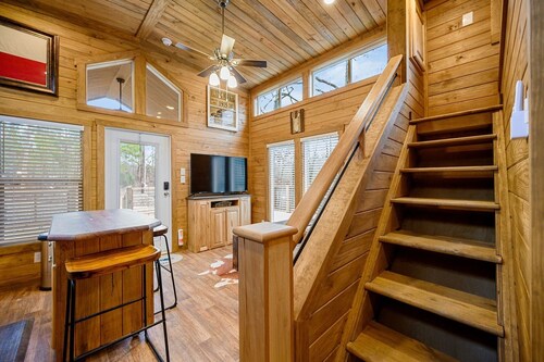 1 bdr + loft brand new tiny home w/ hot tub by a seasonal creek