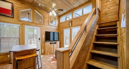 1 bdr + loft brand new tiny home w/ hot tub by a seasonal creek