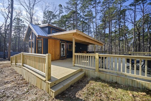 Lux tiny home sleeps 6 with views of Ouachita National Forest and large deck