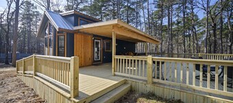 Lux tiny home sleeps 6 with views of Ouachita National Forest and large deck
