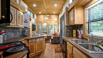 Een koelkast, een magnetron, een oven, een kookplaat