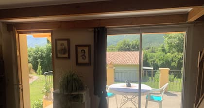 Calme, Verdure et vue sur la Montagne de Lure