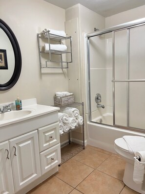 Hair dryer, towels, soap, toilet paper - Relaxing Channel home. Perfect location- Pasco Scalloping Season July 10-Aug. 18 (Hudson)