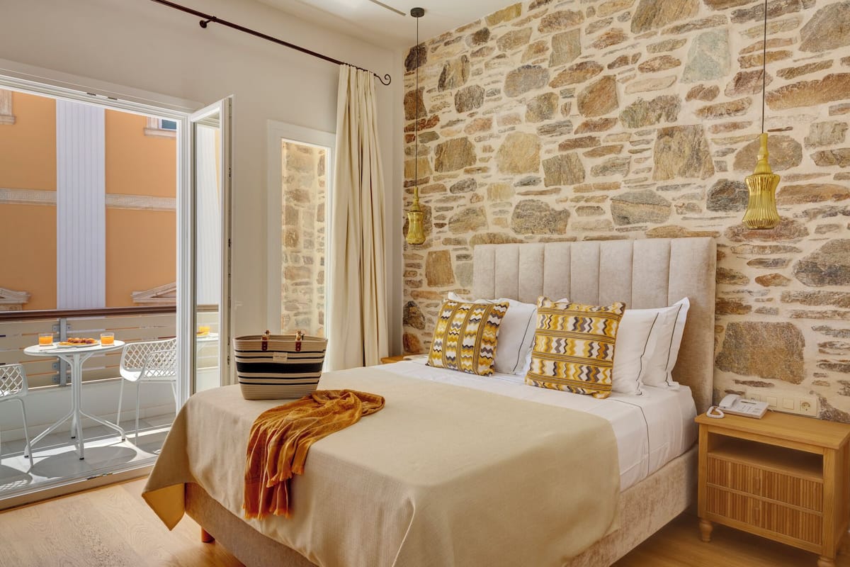 Deluxe Room | 1 bedroom, pillowtop beds, minibar, in-room safe