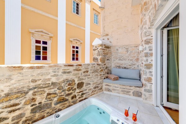 Private spa tub - THE NESTORIAN HOUSE (Syros)