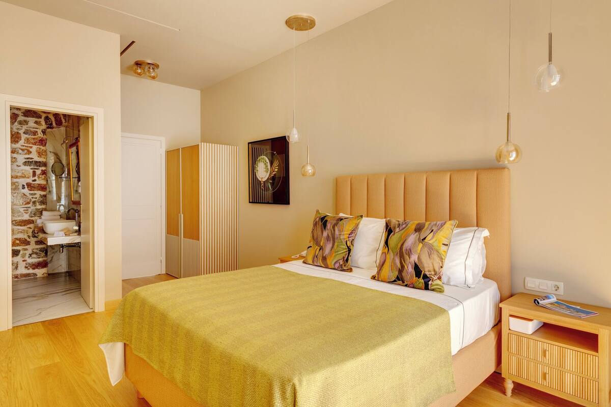 Pillowtop beds, minibar, in-room safe, desk