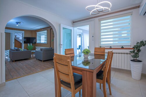 Renovated Holiday Home: Big Parking, Child & Pet-Friendly, Close to Highway Exit