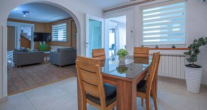 Renovated Holiday Home: Big Parking, Child & Pet-Friendly, Close to Highway Exit