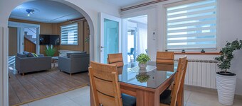 Renovated Holiday Home: Big Parking, Child & Pet-Friendly, Close to Highway Exit