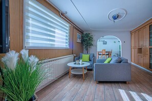 Living area - Renovated Holiday Home: Big Parking, Child & Pet-Friendly, Close to Highway Exit (Križanec)