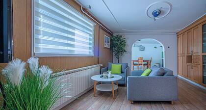Renovated Holiday Home: Big Parking, Child & Pet-Friendly, Close to Highway Exit