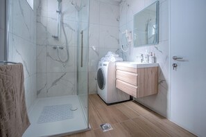 Dusche, Whirlpool, Haartrockner, Bidet