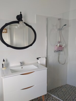 Shower, towels, soap, shampoo