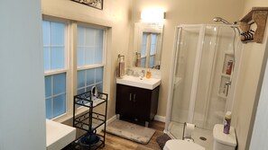 Suihku, hiustenkuivaaja, pyyhkeet, saippua