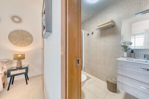 Bathtub, hair dryer, towels, toilet paper - Costa Esmeralda Plus - Beach and Relax By LVH (Costa Teguise)
