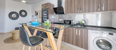 Wasserkocher mit Kaffee-/Teezubehör, Kühlschrank, Mikrowelle, Ofen