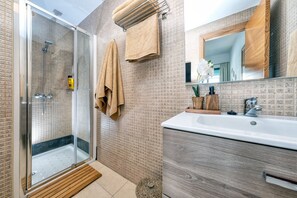 Badekar, hårføner, håndklær og toalettpapir