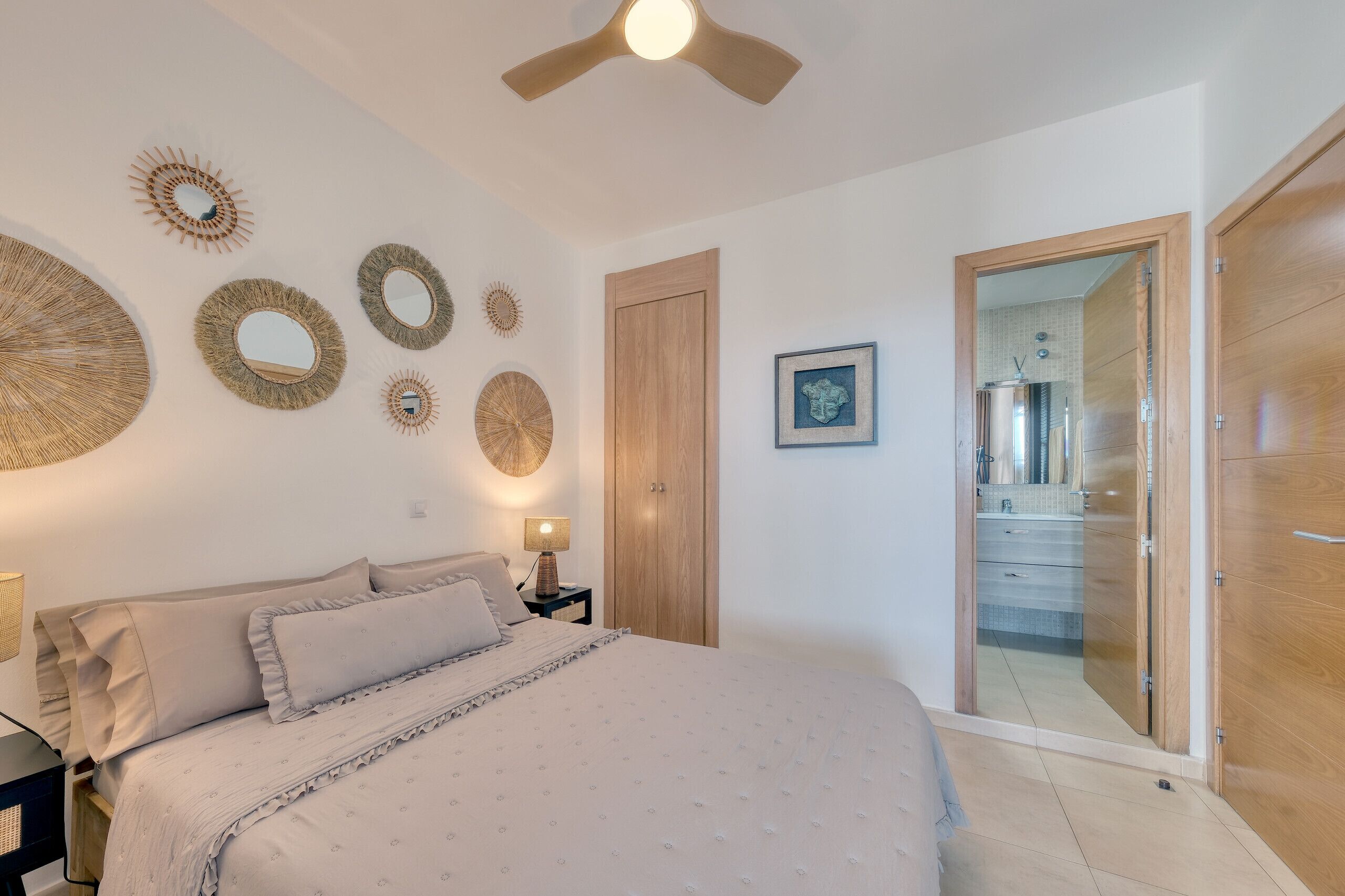 1 chambre, fer et planche à repasser, lit de bébé portatif