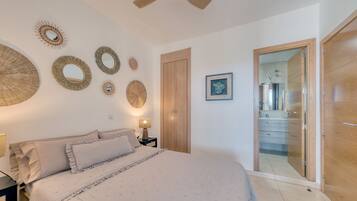 1 chambre, fer et planche à repasser, lit de bébé portatif