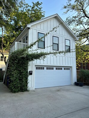 Exterior - Pet-friendly 1BR/1BA Historic District carriage house 4 blocks to riverwalk (Wilmington)