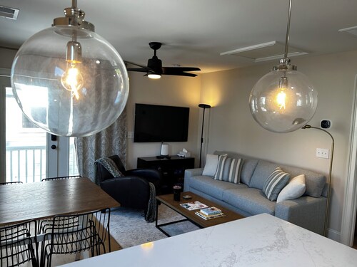 Pet-friendly 1BR/1BA Historic District carriage house 4 blocks to riverwalk