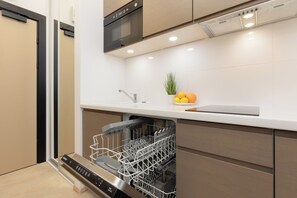 Refrigerador, microondas, lavavajillas, utensilios de cocina