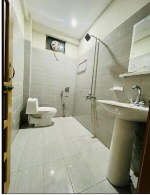 Dobbeltrom – deluxe | Bad | Dusj, designertoalettartikler, håndklær og såpe