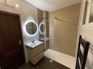 Dusche, Haartrockner, Bidet, Seife