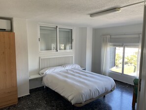 8 bedrooms, desk, iron/ironing board, travel crib