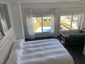 8 bedrooms, desk, iron/ironing board, travel crib