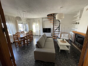 TV, fireplace