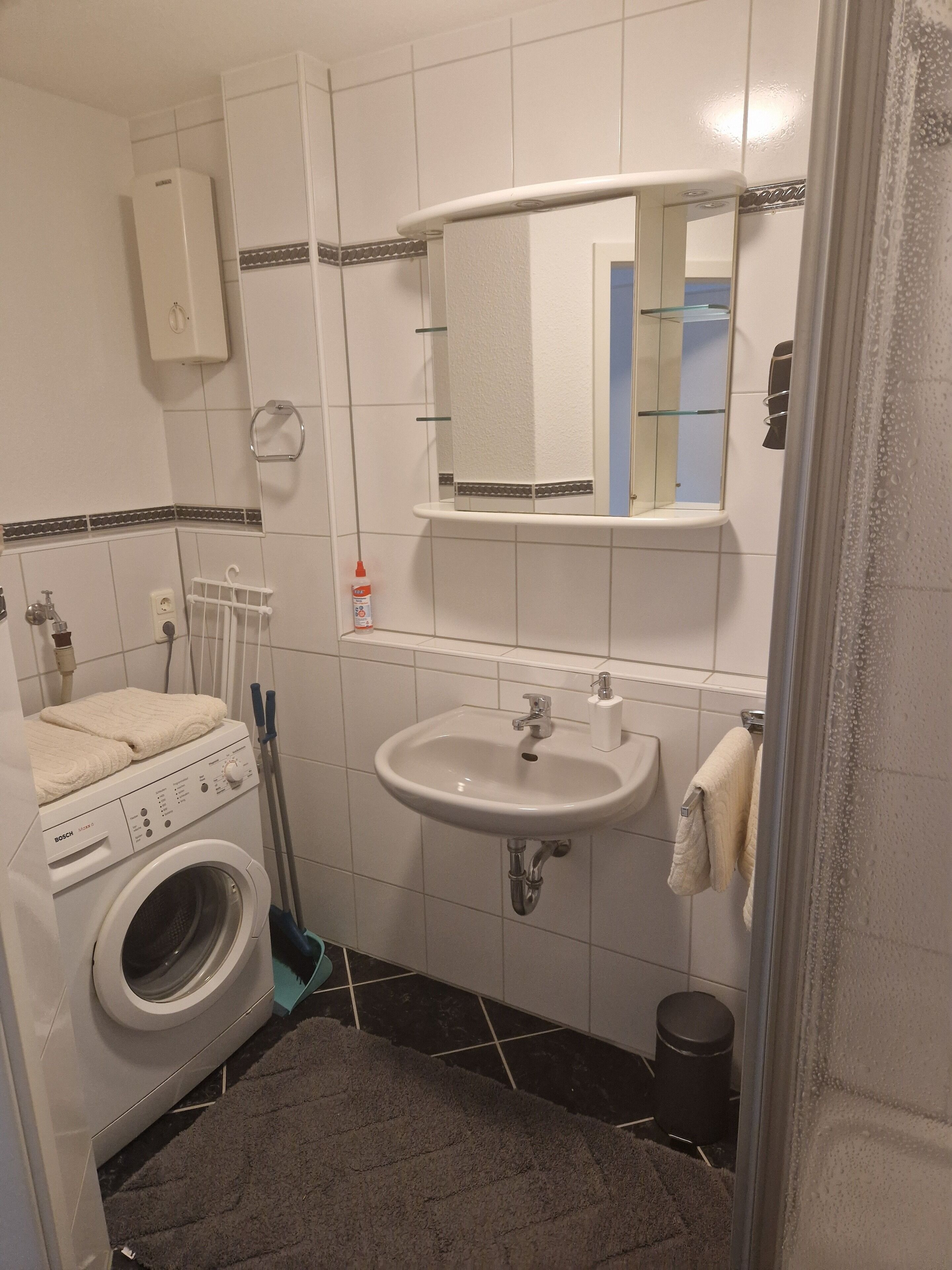 Dusche, Haartrockner, Handtücher, Seife