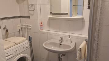 Dusche, Haartrockner, HandtĂŒcher, Seife