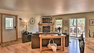 Smart TV, chimenea, reproductor de DVD y libros