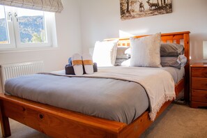 2 quartos, ferros/tábuas de passar roupa, berço de viagem