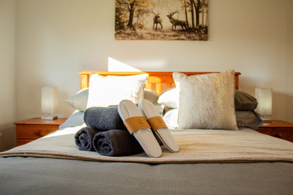 2 bedrooms, iron/ironing board, travel crib, free WiFi - 4 Bynack House - homely Aviemore apartment (Aviemore)