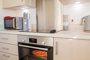 Fridge, microwave, oven, dishwasher - 4 Bynack House - homely Aviemore apartment (Aviemore)
