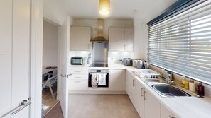 Fridge, microwave, oven, dishwasher - 4 Bynack House - homely Aviemore apartment (Aviemore)