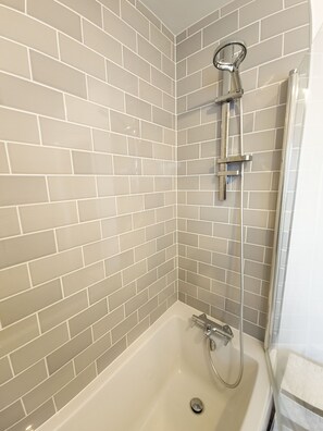 Baignoire, séchoir à cheveux, serviettes fournies, savon