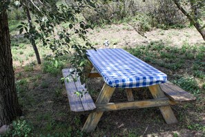 Outdoor dining - Lookout Cabin - Prescott Cabin Rentals (Prescott)