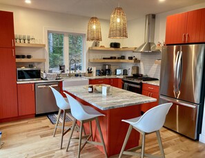 Frigorífico, microondas, horno y placa de cocina