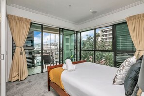 2 bedrooms, desk, iron/ironing board, WiFi - Waterfront Wonder + CP! (Auckland)