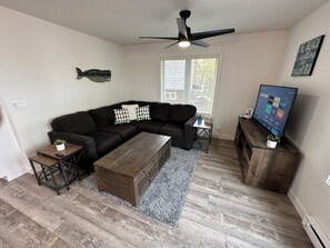 Smart TV - Fern Beach Hideaway Beautiful New Build Lakefront property-Pet Friendly (Detroit Lakes)