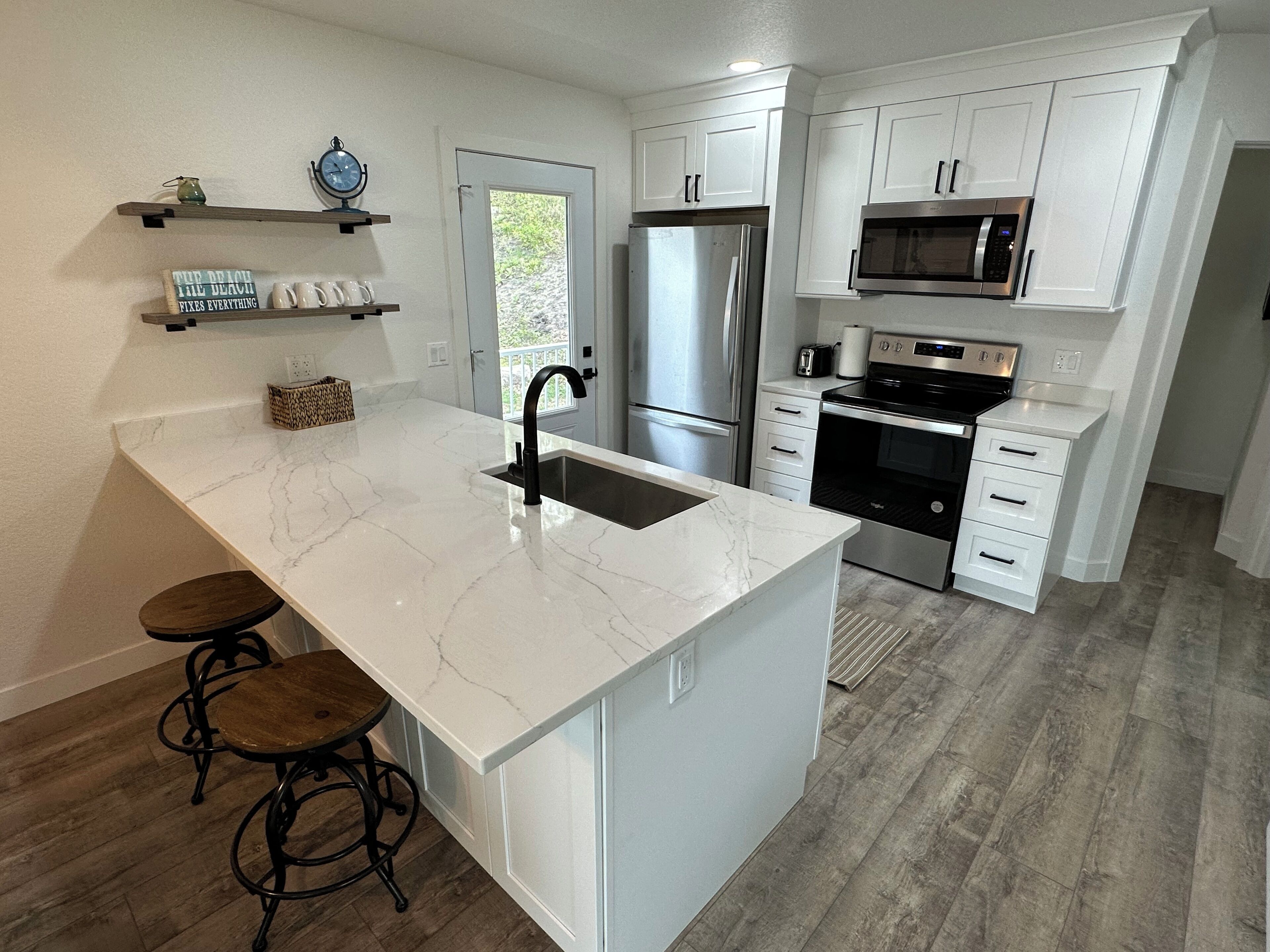 Jääkaappi, mikroaaltouuni, uuni, liesi