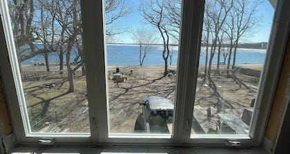 Fern Beach Hideaway Beautiful New Build Lakefront property-Pet Friendly