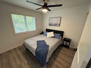 2 habitaciones, tabla de planchar con plancha y cuna de viaje 