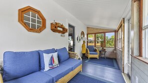 Smart TV, fireplace, books - 3BR Cottage Beach and Bay • Hot Tub • Fireplace • 3-Season Porch  • Fenced Yard (Delhaven)